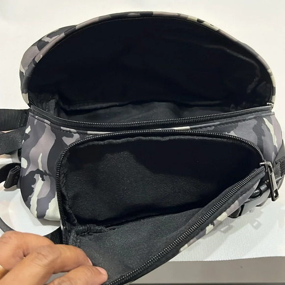 Guess men’s waist pack - Camo - Picture 7 of 8